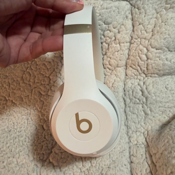 Beats White Headphones Solo 4 - Picture 2 of 8